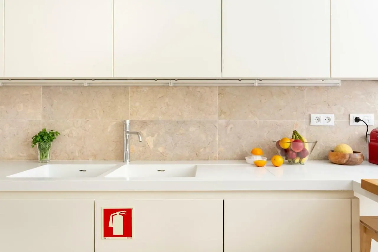 Апартаменты Altido Bright And Elegant 1Br Home With Workspace And Huge Terrace In Pena, Close By Viewpoint Лиссабон