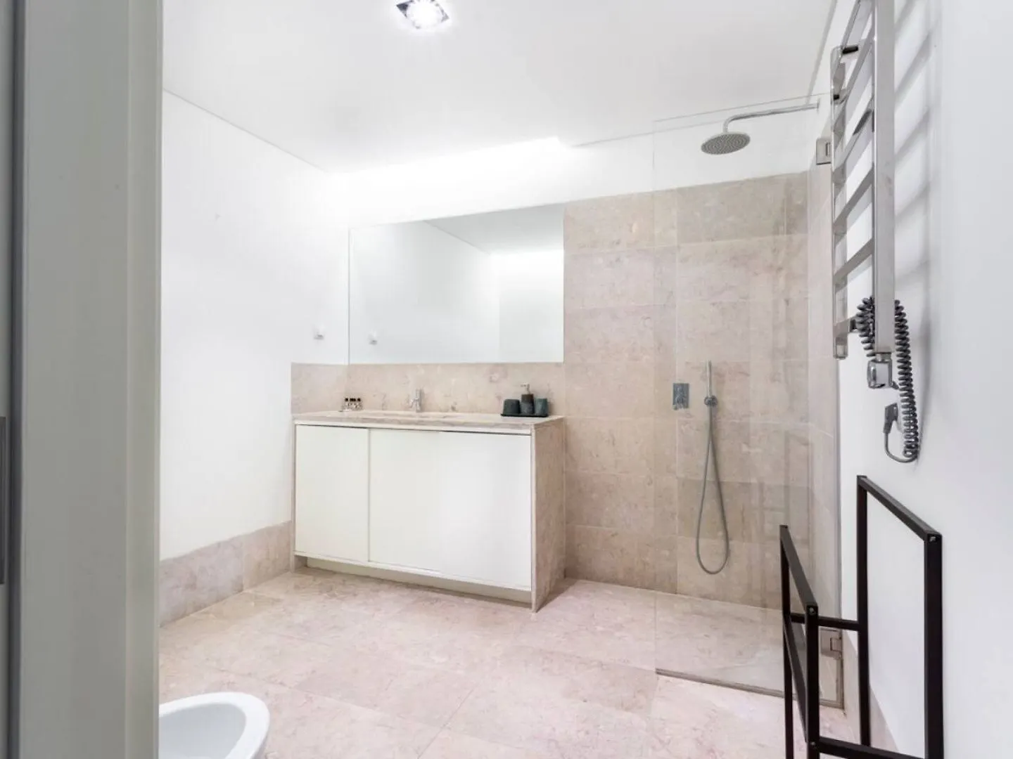 Altido Bright And Elegant 1Br Home With Workspace And Huge Terrace In Pena, Close By Viewpoint Лиссабон 0*,