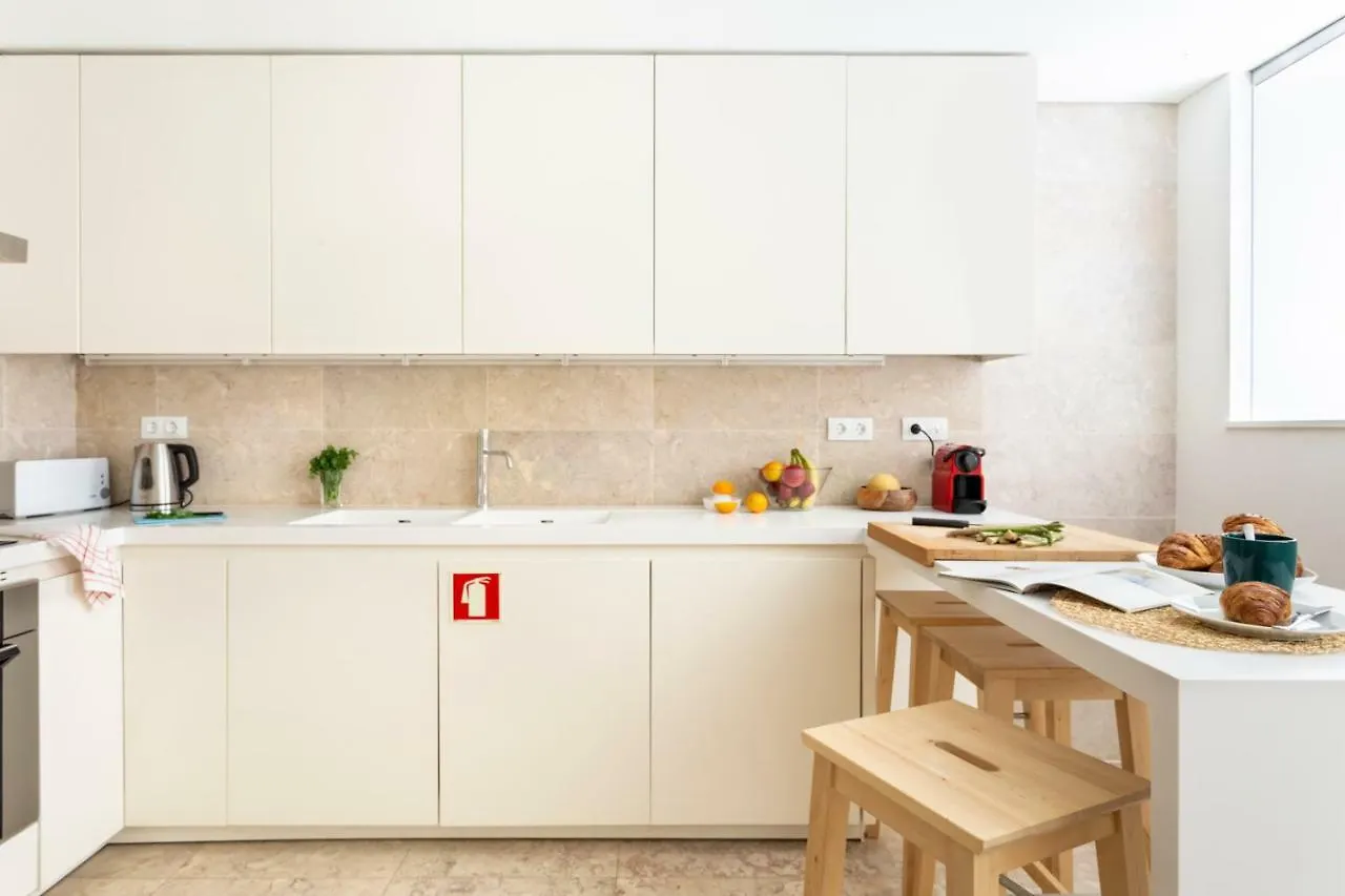 Altido Bright And Elegant 1Br Home With Workspace And Huge Terrace In Pena, Close By Viewpoint Lisboa Lägenhet