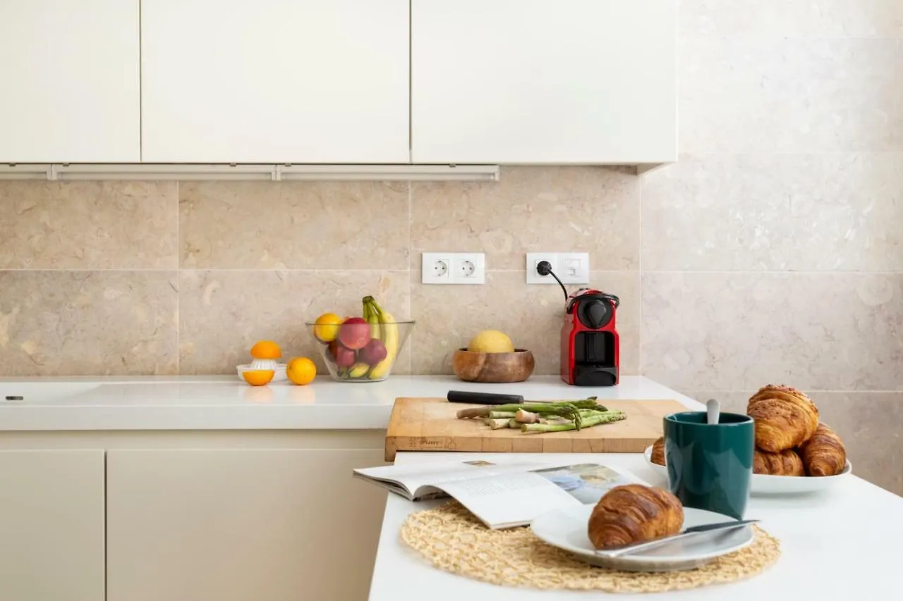 Altido Bright And Elegant 1Br Home With Workspace And Huge Terrace In Pena, Close By Viewpoint Lisboa Lägenhet