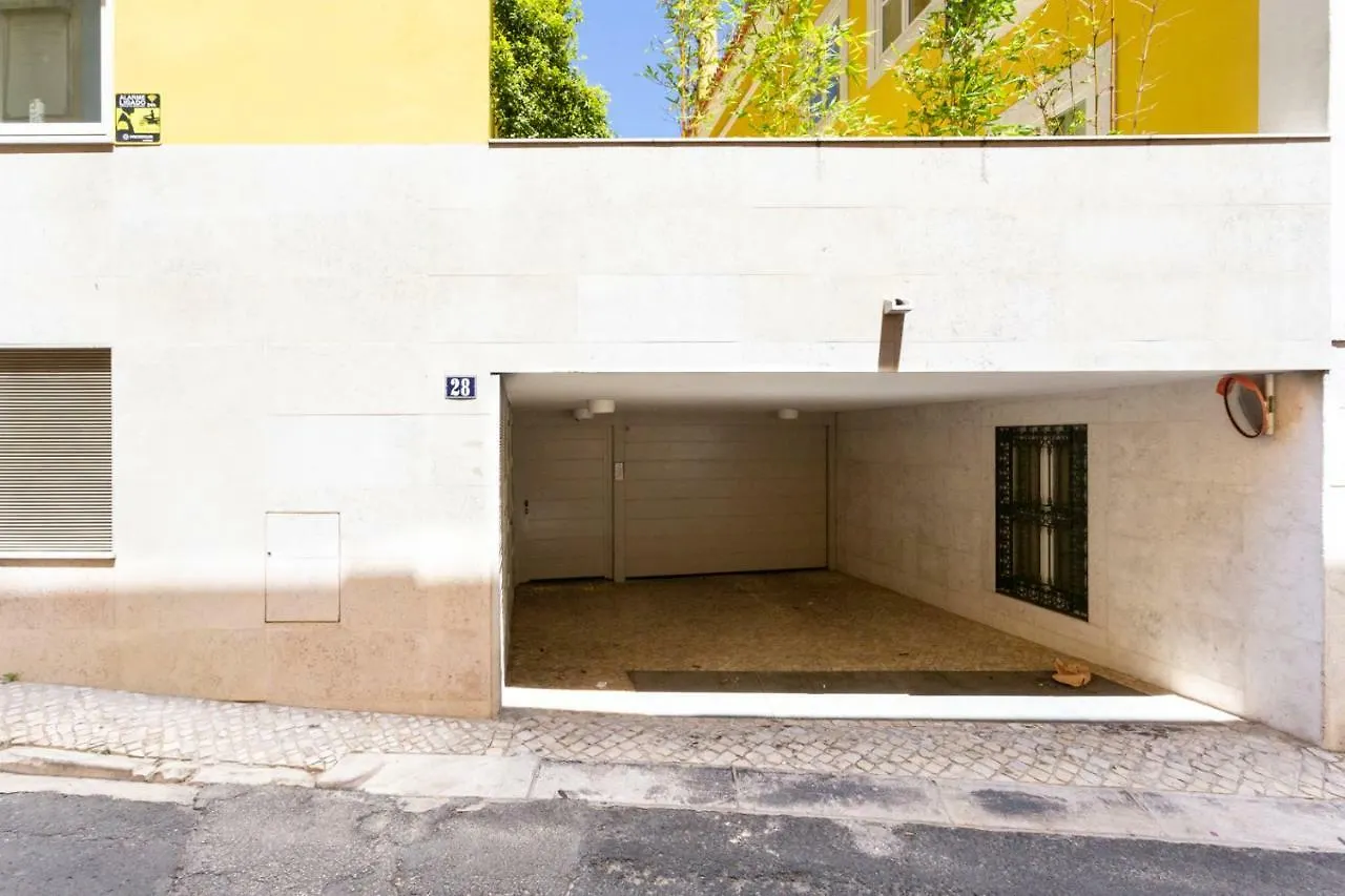 Altido Bright And Elegant 1Br Home With Workspace And Huge Terrace In Pena, Close By Viewpoint Lisboa Lägenhet