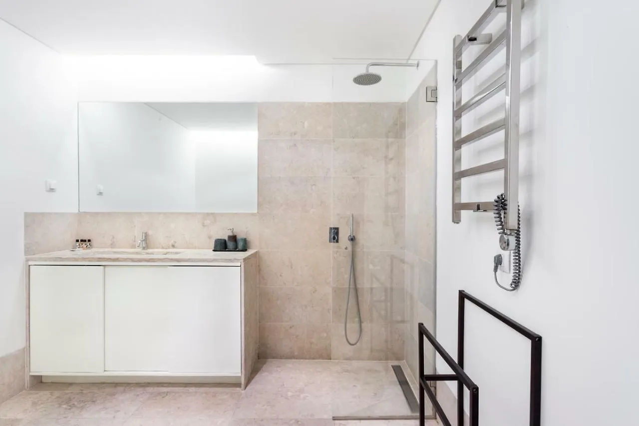 شقة Lisboa Altido Bright And Elegant 1Br Home With Workspace And Huge Terrace In Pena, Close By Viewpoint البرتغال