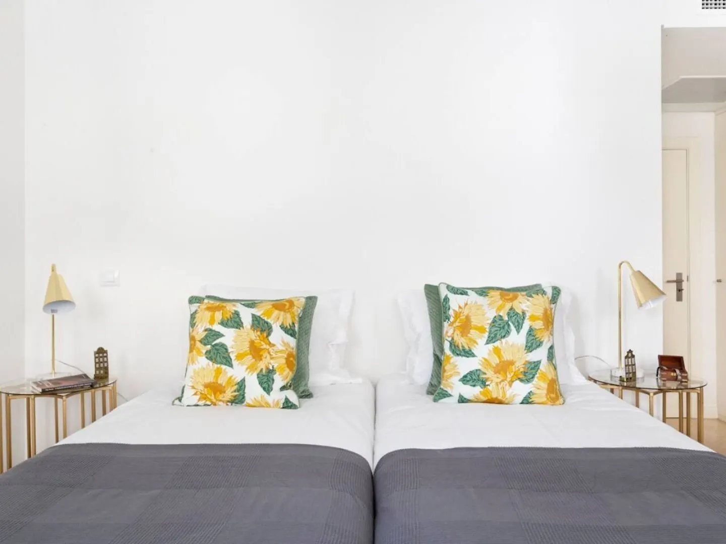 Lisboa Altido Bright And Elegant 1Br Home With Workspace And Huge Terrace In Pena, Close By Viewpoint 0*,  البرتغال